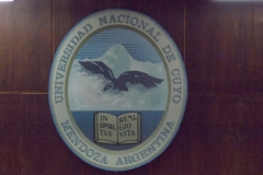 Escudo de la Universidad Nacional de Cuyo en Aula Magna, Facultadas de Ciencias Económicas
