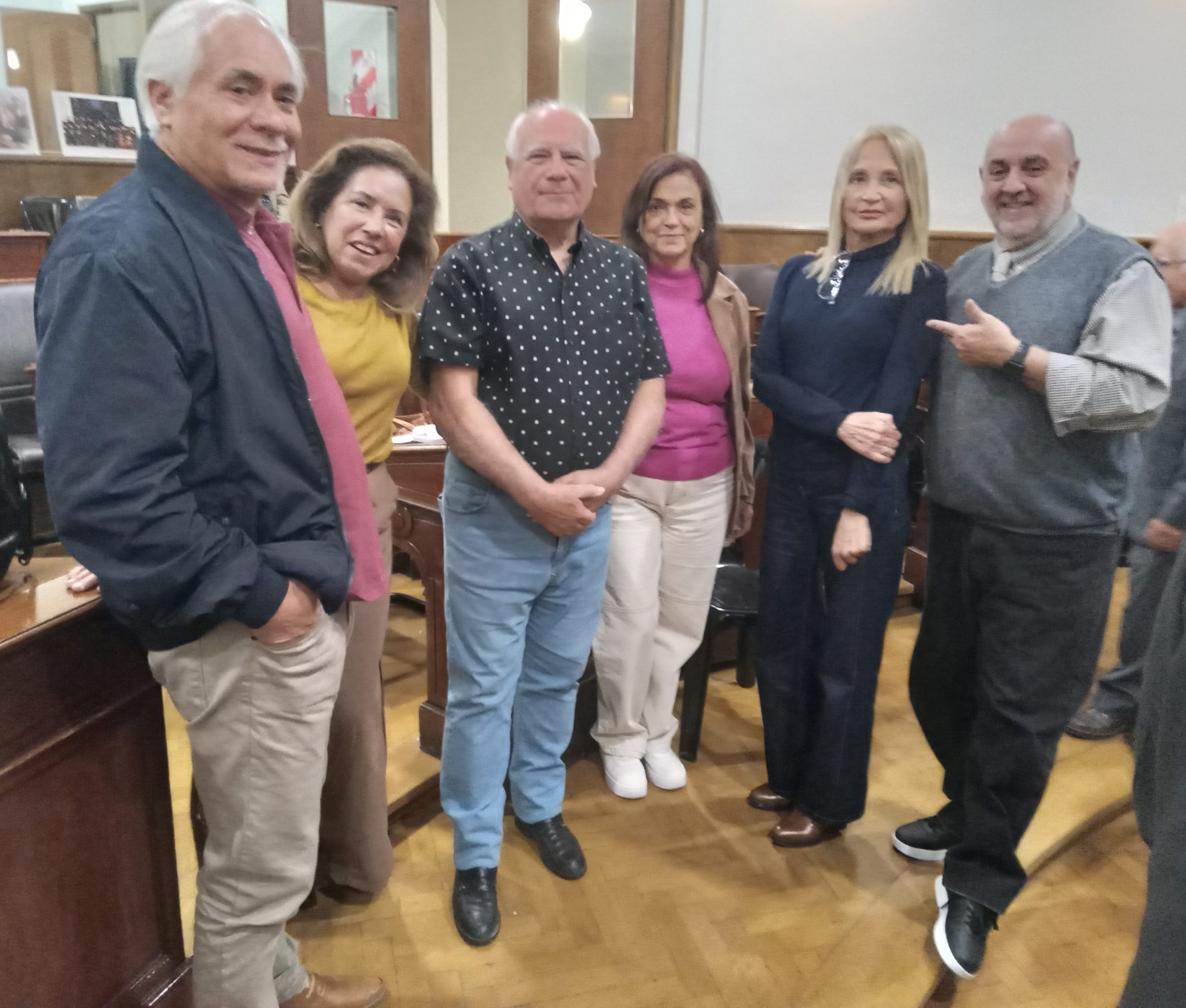 De izq a der:: Sr. Ernesto Pluchinotta (Primer Presidente y Fundador de A.P.A.D.A.) Dra. Yolanda Fernández (Directora de E.T.A.P.), Sr. Ricardo González (Presidente de A.P.A.D.A.) Sra. Adriana Uria Belmar (Vocal Titular de A.P.A.D.A.), Sra.Maria Dolores Almandos Almonacid (Nieta de Vicente Almandos Almonacid) y Sr. Claudio Esposito (Tesorero y Fundador de A.P.A.D.A.)